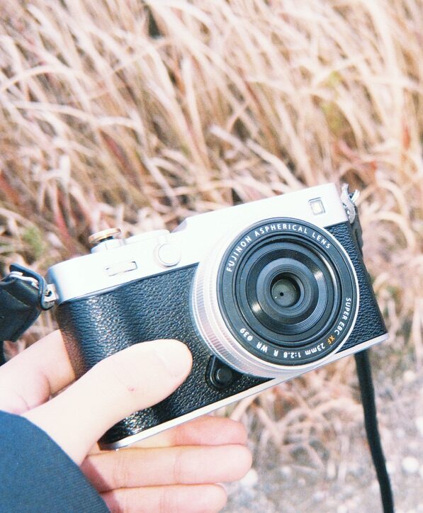 FUJIFILM X-E5(シルバー)にXF23mmF2.8 R WRを付けた写真
