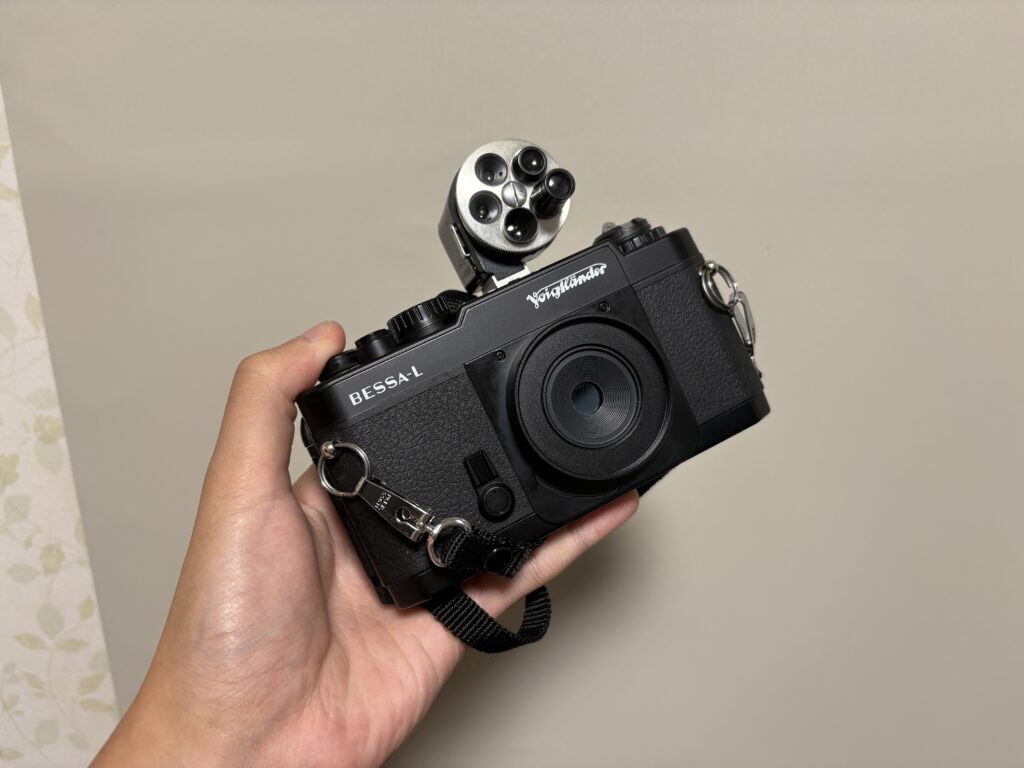 Voigtländer Bessa-LにKenkoのピンホールレンズとターレットファインダーを付けた状態