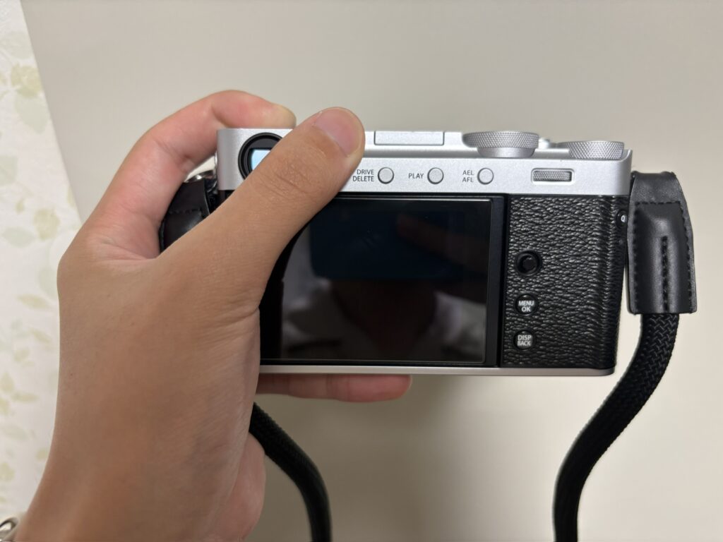 X-E5のフィルムシミュレーションダイヤルに指を伸ばすと液晶モニターが消える