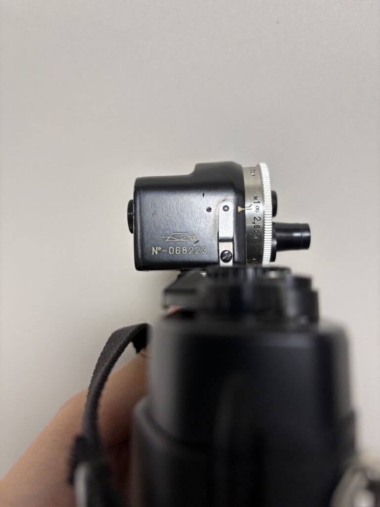 KMZのターレットファインダーを横から見たところ。ロゴとシリアル番号、2.8CMの表記