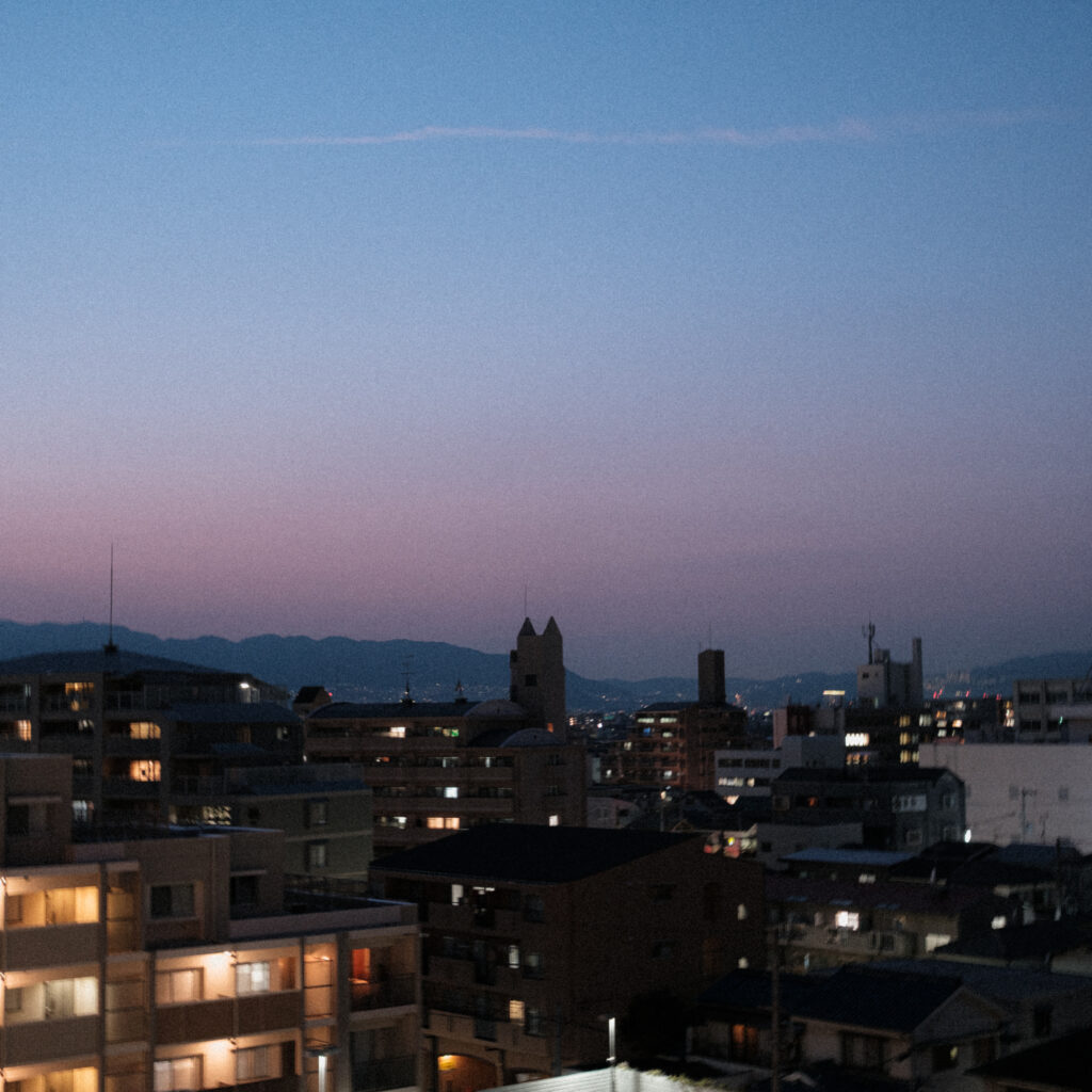 夕暮れの空と、明かりの灯り始めた街並み