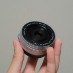 手のひらにのせた、シルバーのFUJIFILM XF23mmF2.8 R WR