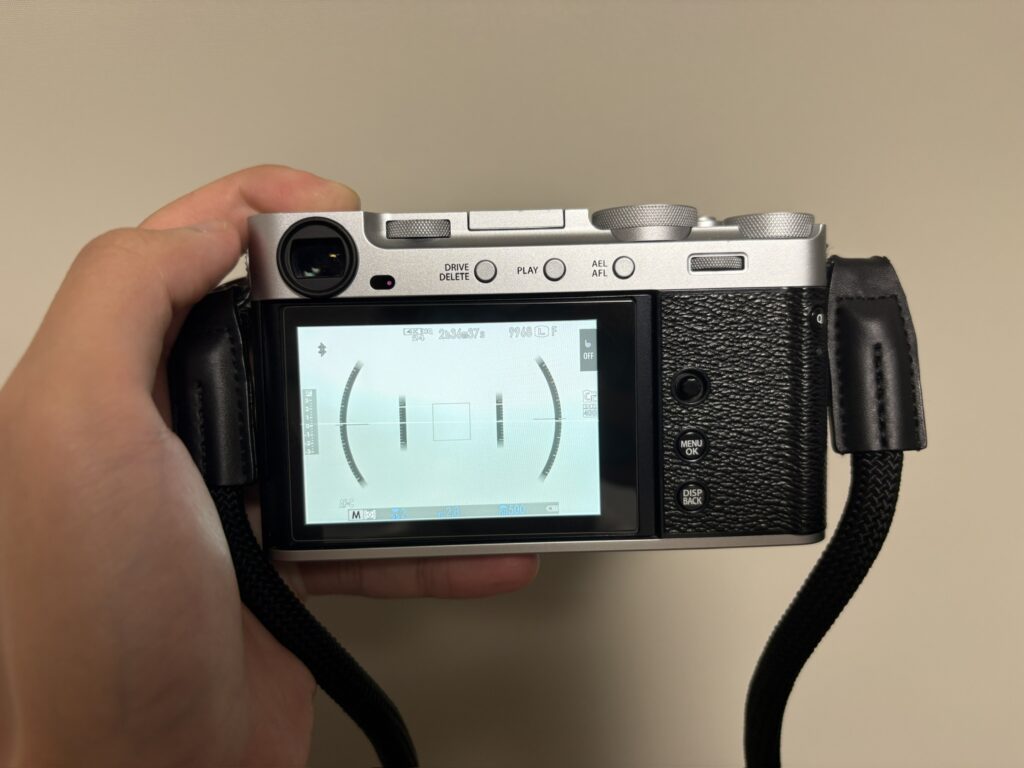 X-E5の液晶モニターにライブビューが表示されている状態