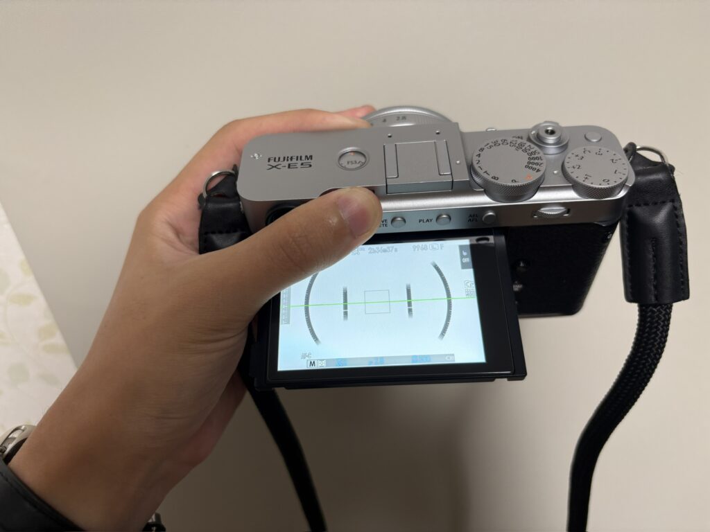 X-E5の液晶モニターをチルトした状態でフィルムシミュレーションダイヤルを触る