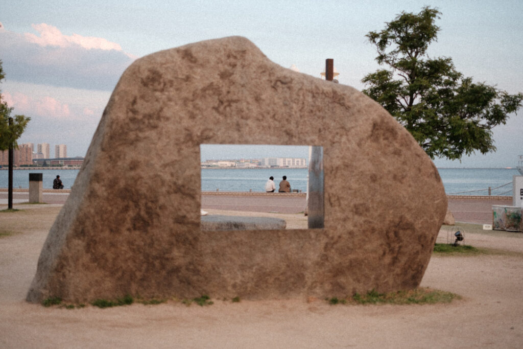 海辺の公園にある、四角い穴の開いた大きな石のモニュメント