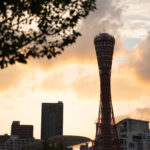 FUJIFILM X-E5で撮った、夕焼けの空と神戸ポートタワーのシルエット
