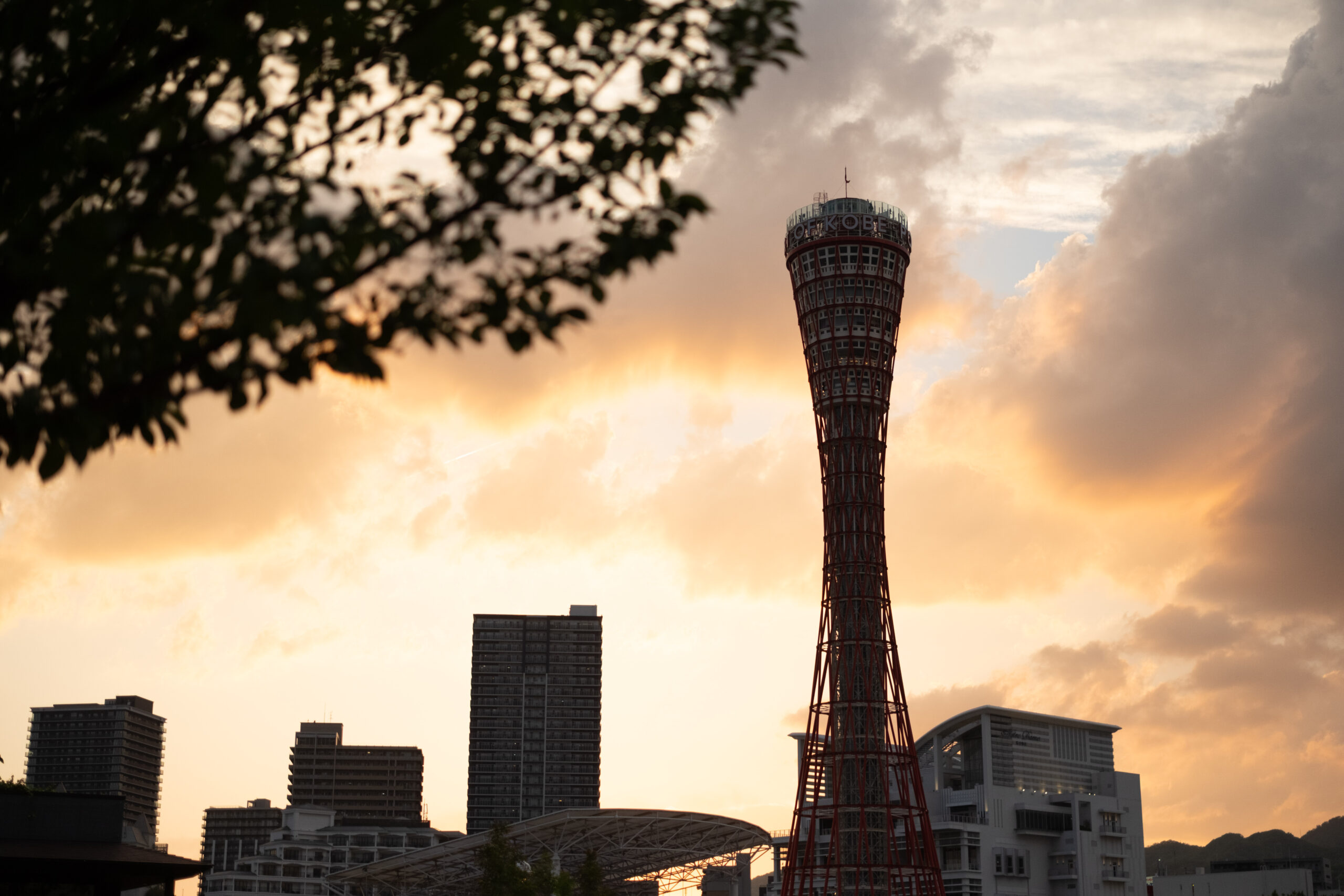 FUJIFILM X-E5で撮った、夕焼けの空と神戸ポートタワーのシルエット