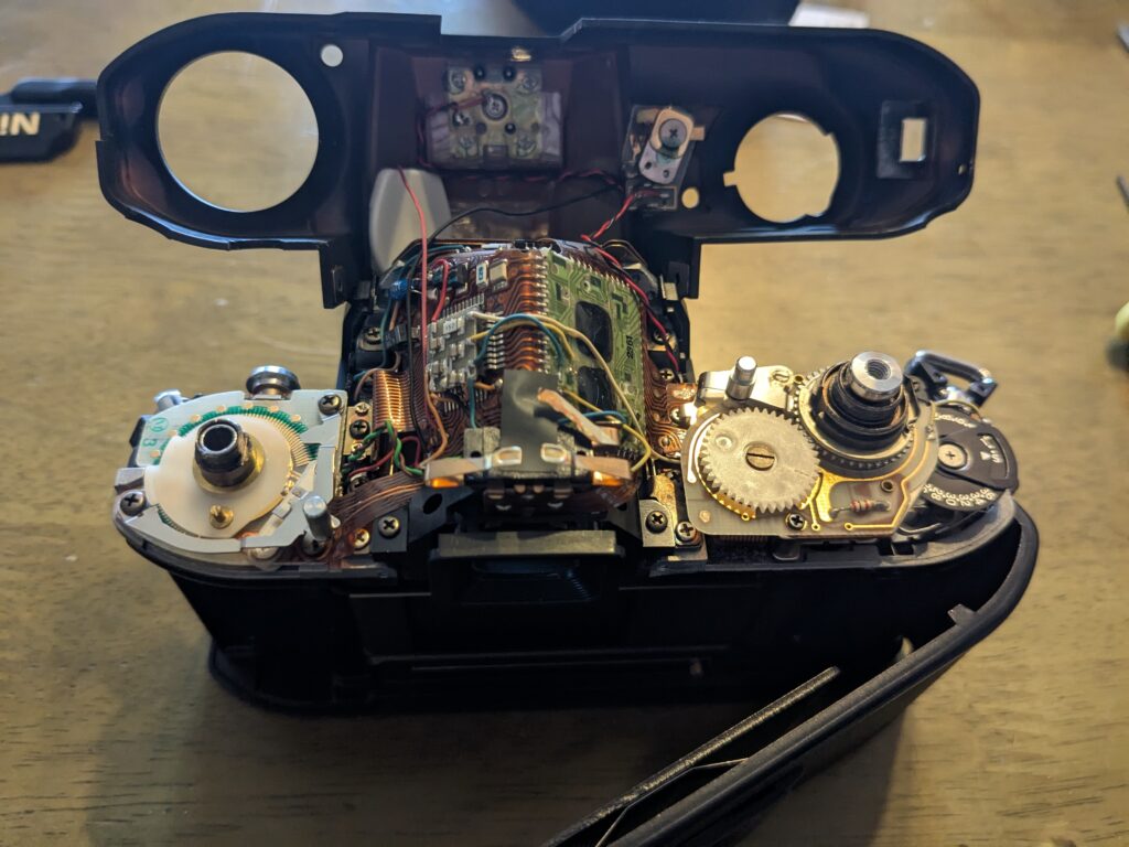 トップカバーを外したNikon FG。基板や配線、シャッタースピードダイヤルまわりの部品が見えている