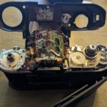 トップカバーを外したNikon FG。基板や配線、シャッタースピードダイヤルまわりの部品が見えている